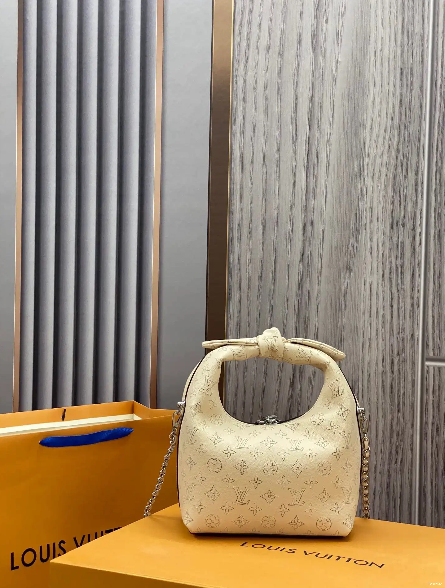 VUITTON LOUIS KNOT PM WHY 0603